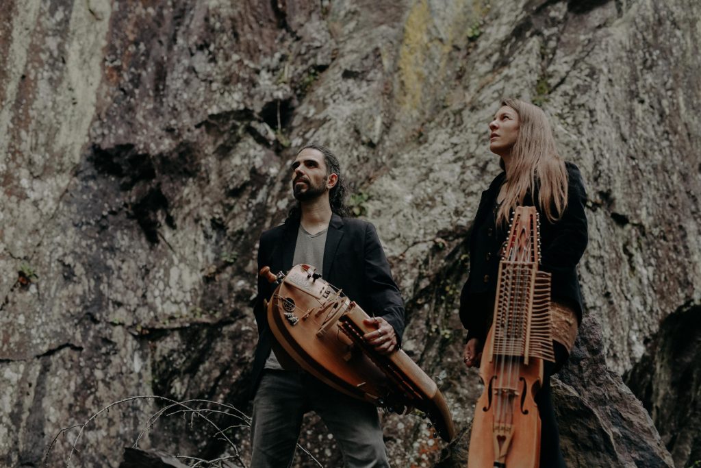 Vóden. David Sévérac. Marguerite Lersteau. Musiques de Scandinavie et des Balkans. Nyckelharpa, vielle à roue, chant, kaval.