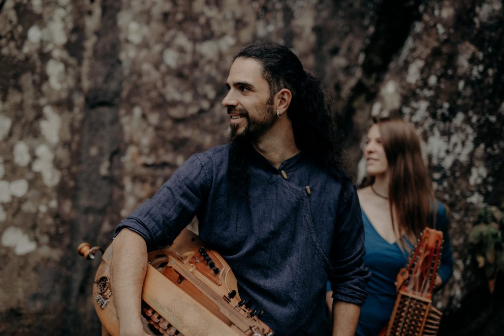 Vóden. David Sévérac. Marguerite Lersteau. Musiques de Scandinavie et des Balkans. Nyckelharpa, vielle à roue, chant, kaval.